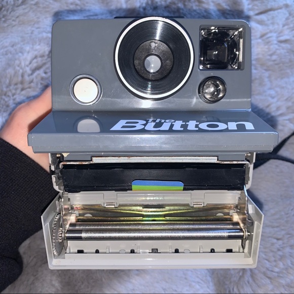 The Button Polaroid Land Camera - Picture 4 of 11